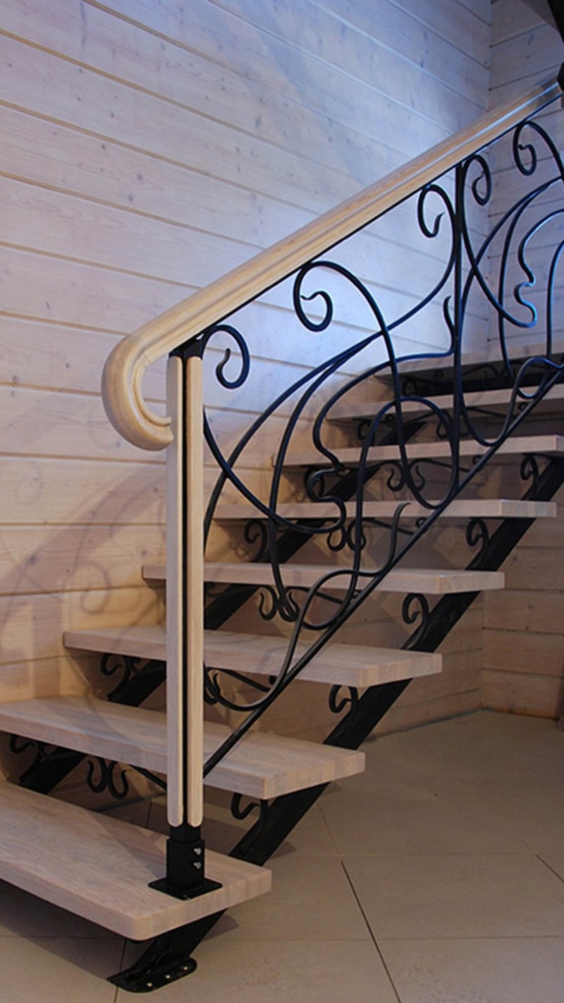Прямая лестница с деревянными ступенями и ограждением в стиле модерн