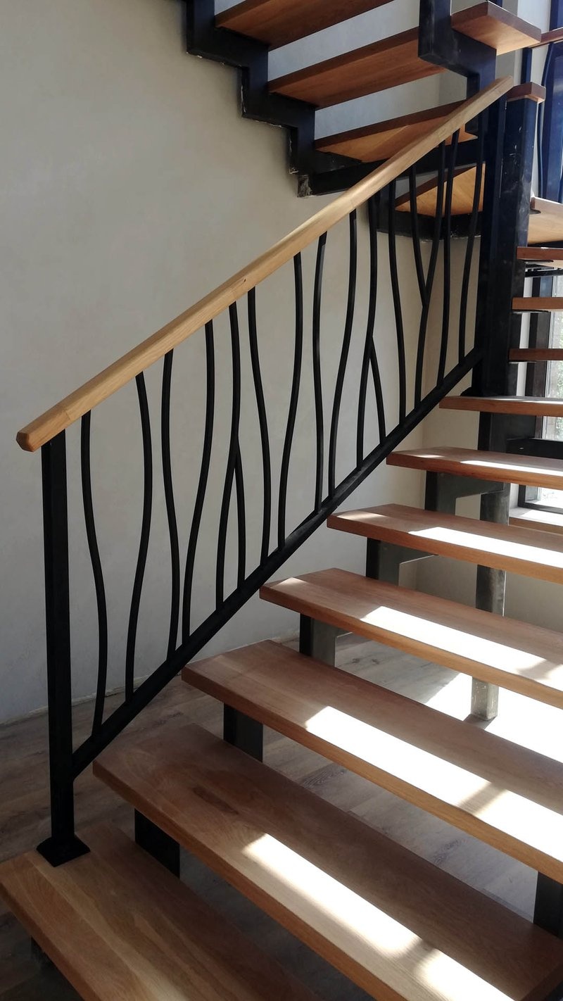 Ограждение для лестницы в стиле ар-деко черного цвета, вид снизу сбоку