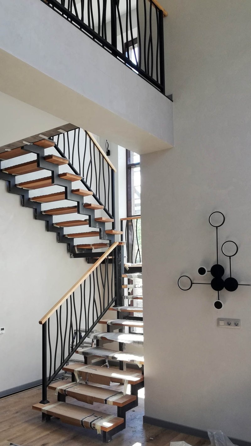 Перила для лестницы черного цвета, общий вид