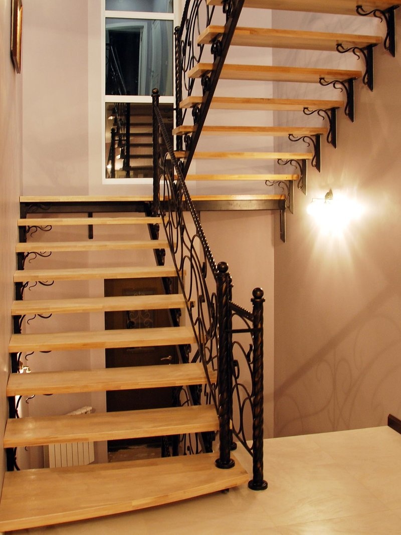 П-образная лестница с площадкой и ограждениями в стиле модерн, вид спереди