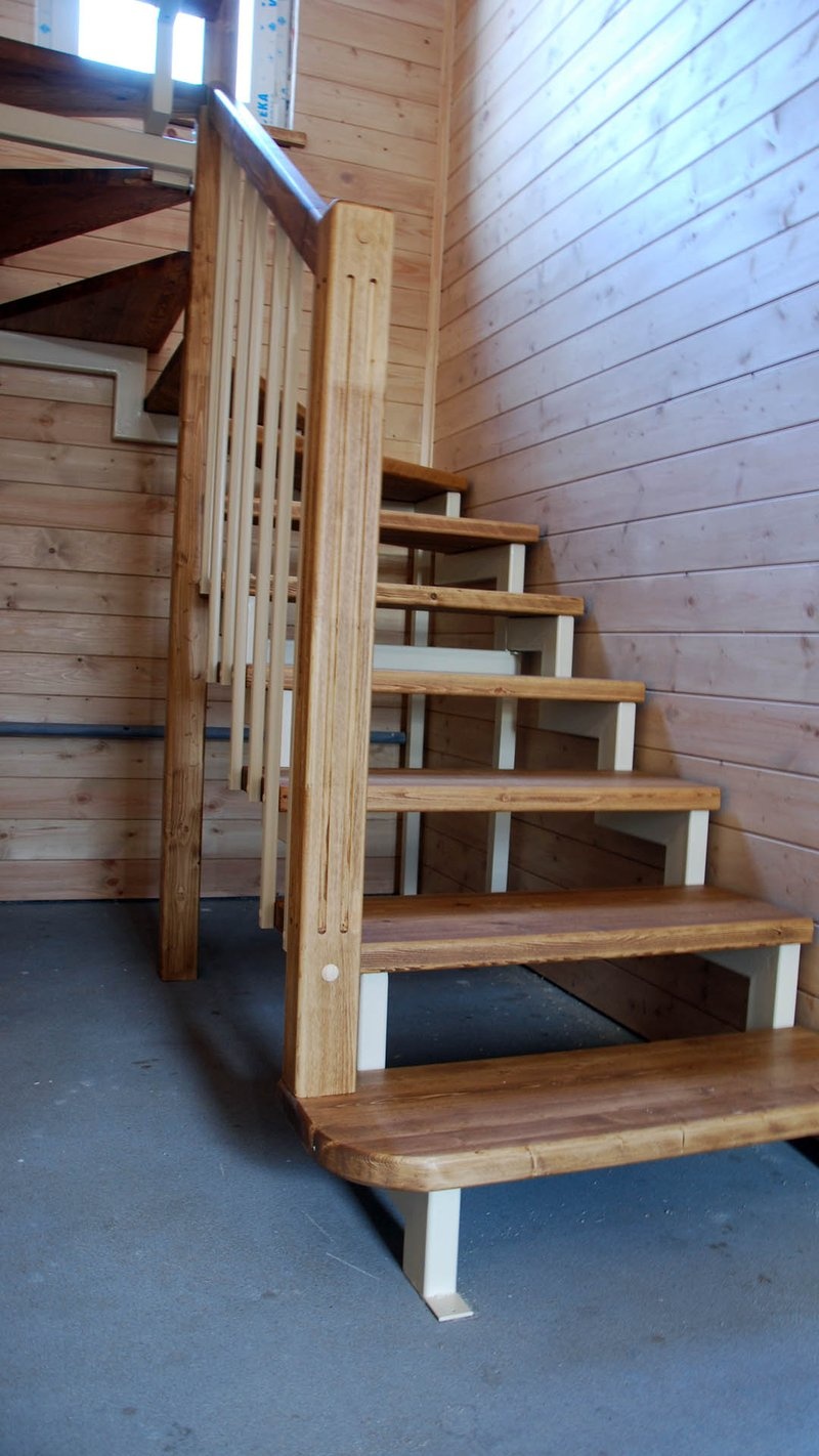 Забежная лестница с деревянными балясинами и ограждением с современном стиле, вид снизу