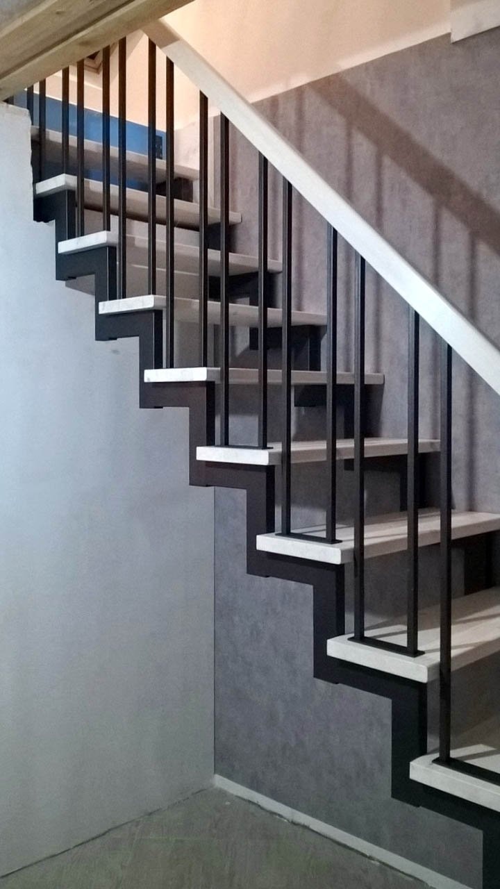 Ограждение для лестницы на двух косоурах черного цвета с белым поручнем, вид снизу вверх