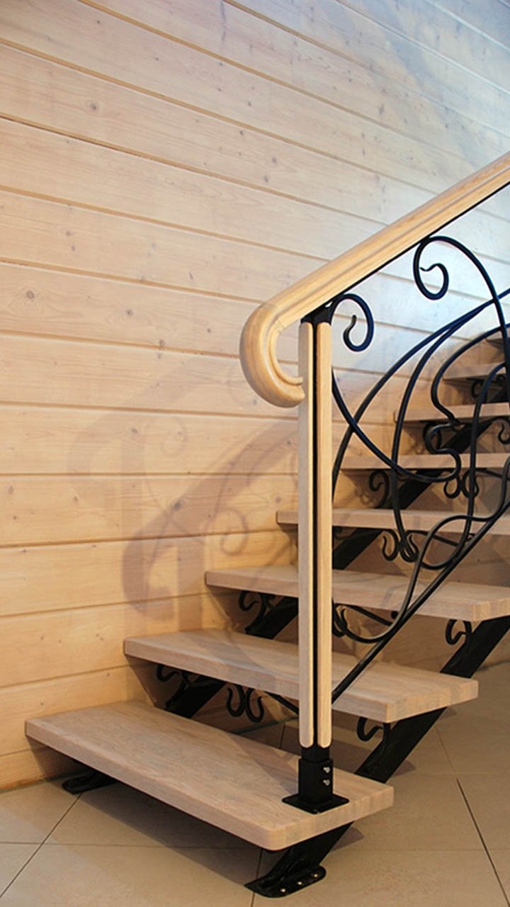 Лестница из профильной трубы с ограждениями в стиле модерн на косоурах, вид снизу сбоку
