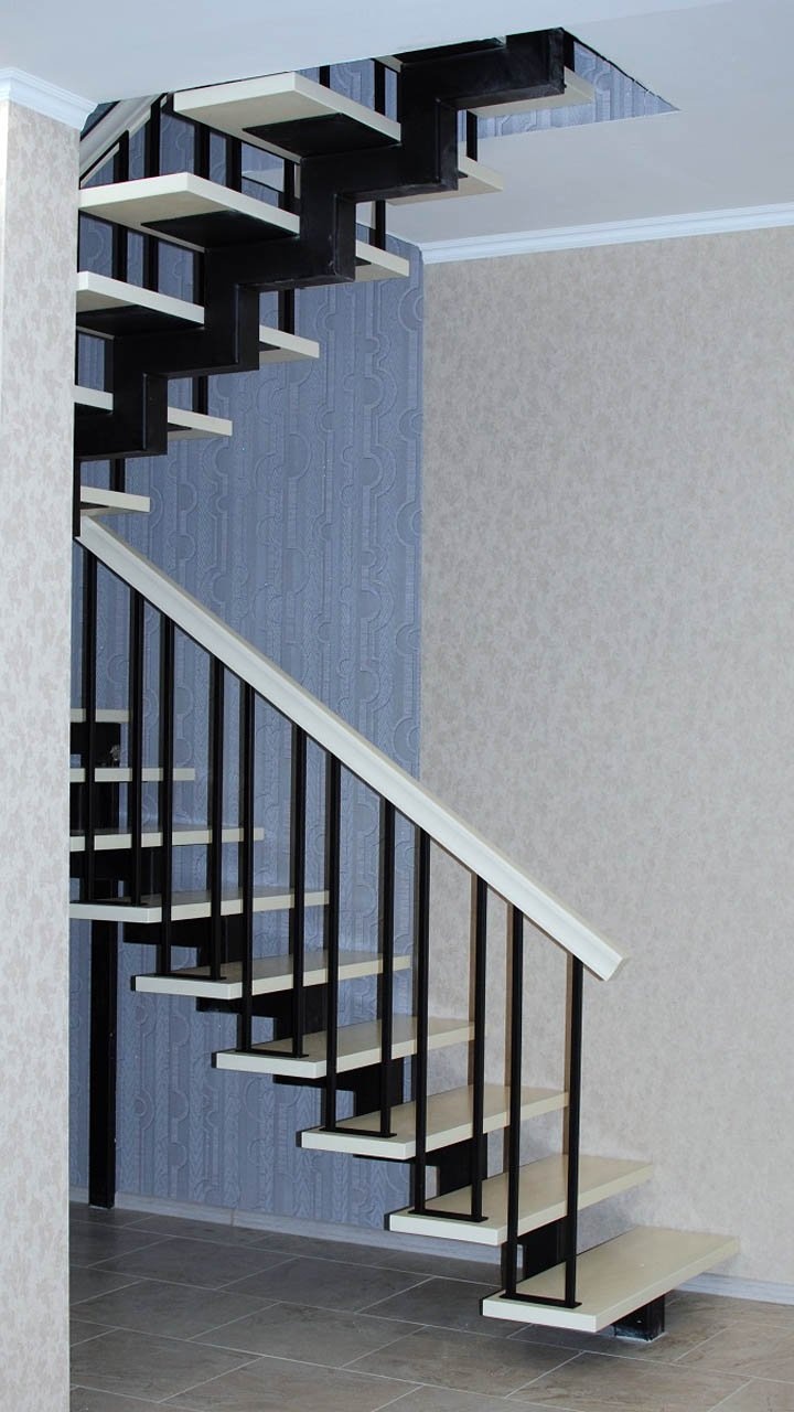Лестница на монокосоуре с белыми ступенями и ограждением в современном стиле, общий вид