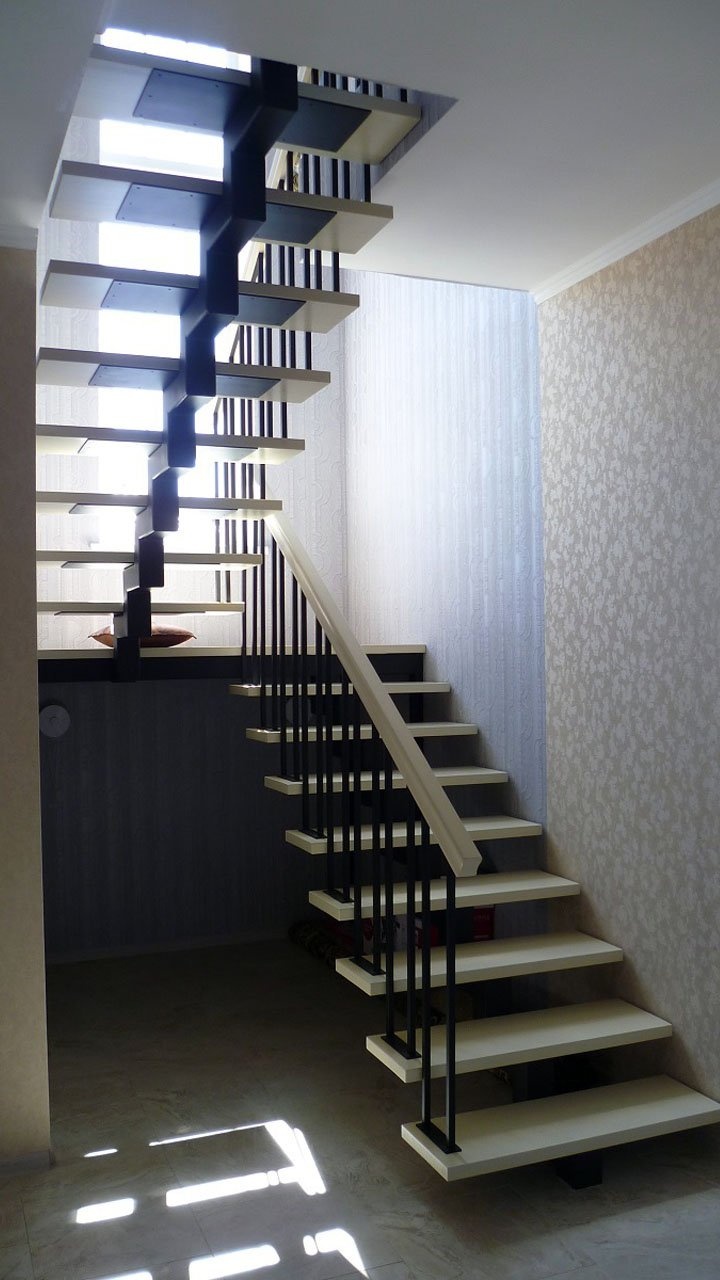 Лестница на монокосоуре с белыми ступенями и ограждением в современном стиле, общий вид спереди