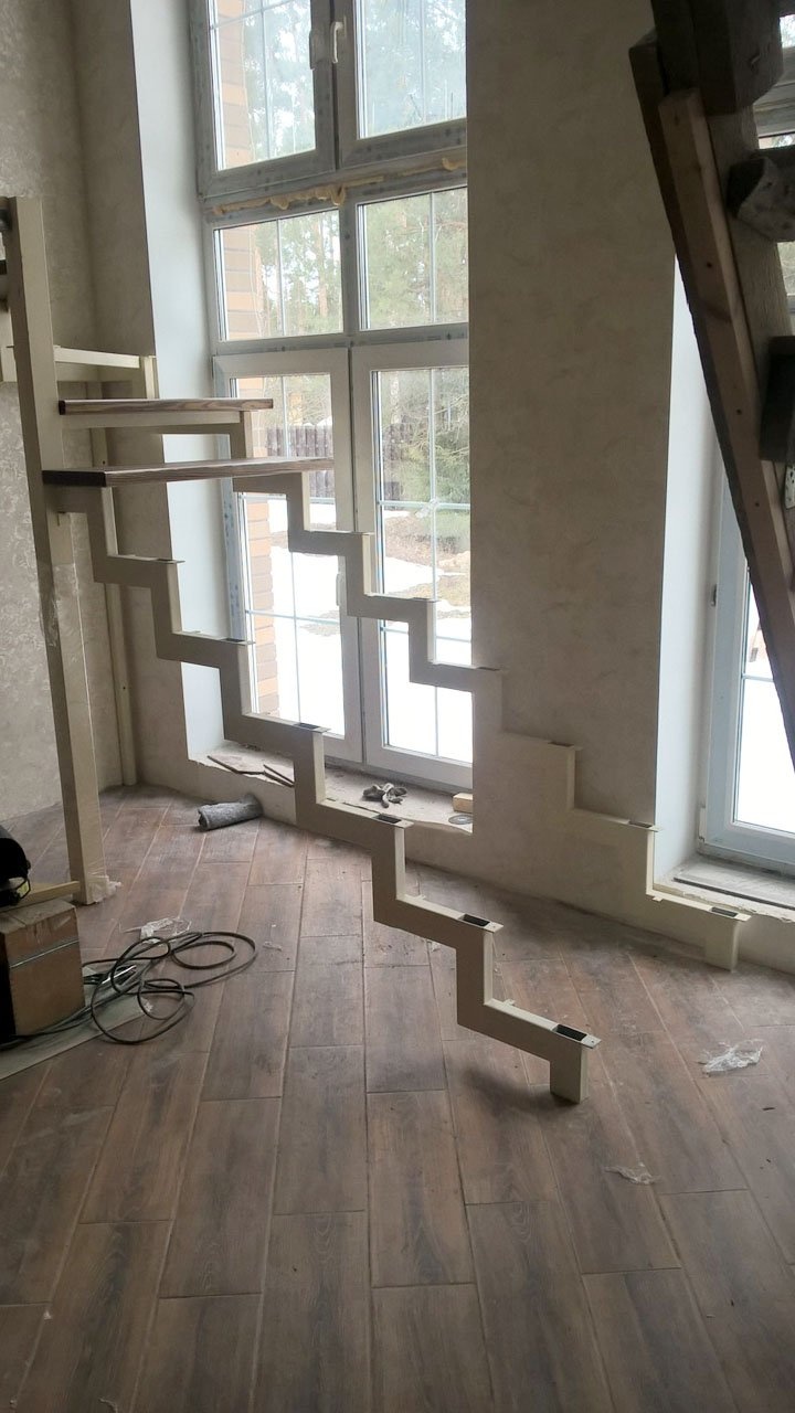 Начало работ над поворотной лестницей с классическим ограждением, вид снизу