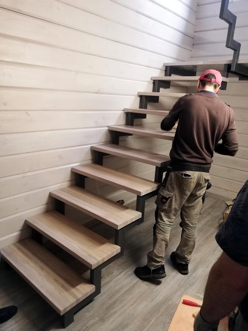 Монтаж п-образной лестницы с поворотом на 180 градусов, установка ступеней