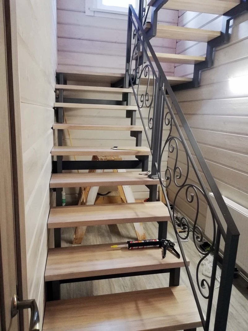 Лестница с поворотом на 180 градусов и ограждением в классическом стиле
