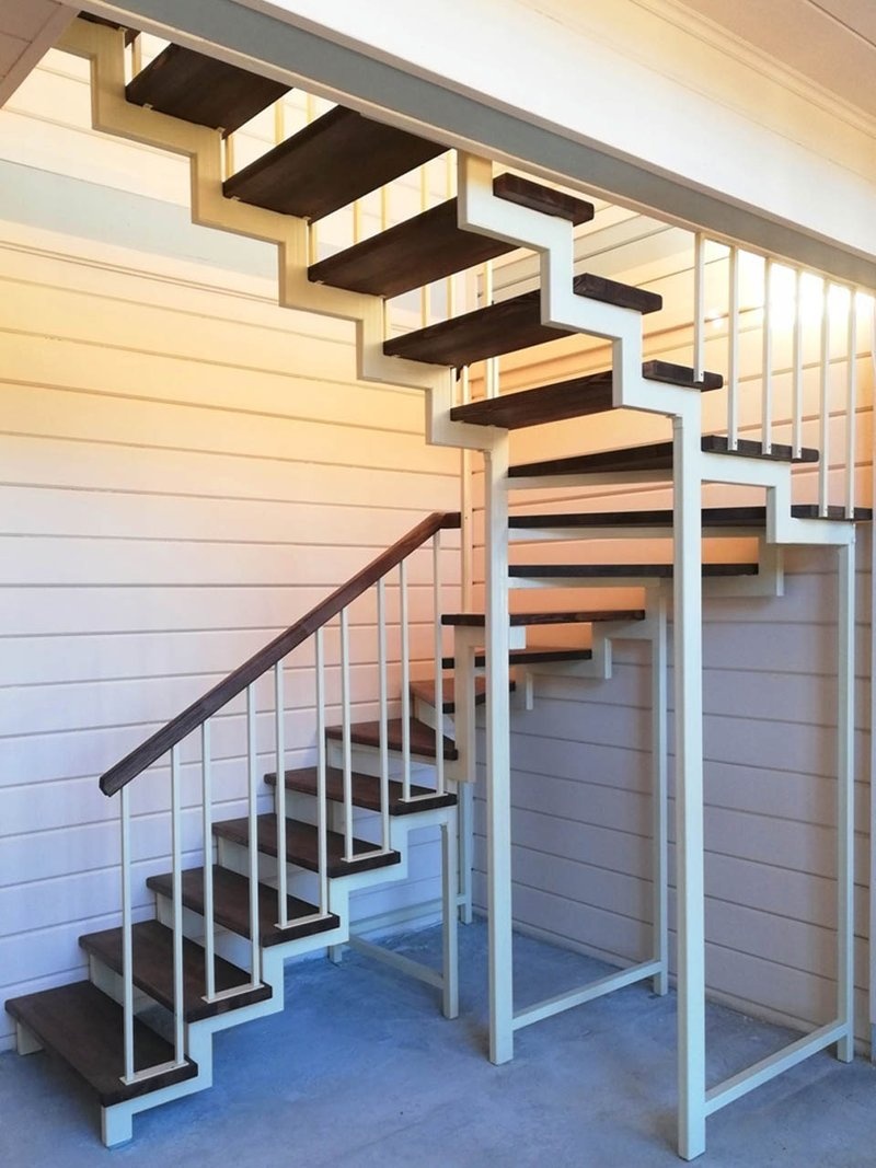Лестница с забежными ступенями клиновидной формы и белым ограждением в современном стиле, вид сбоку