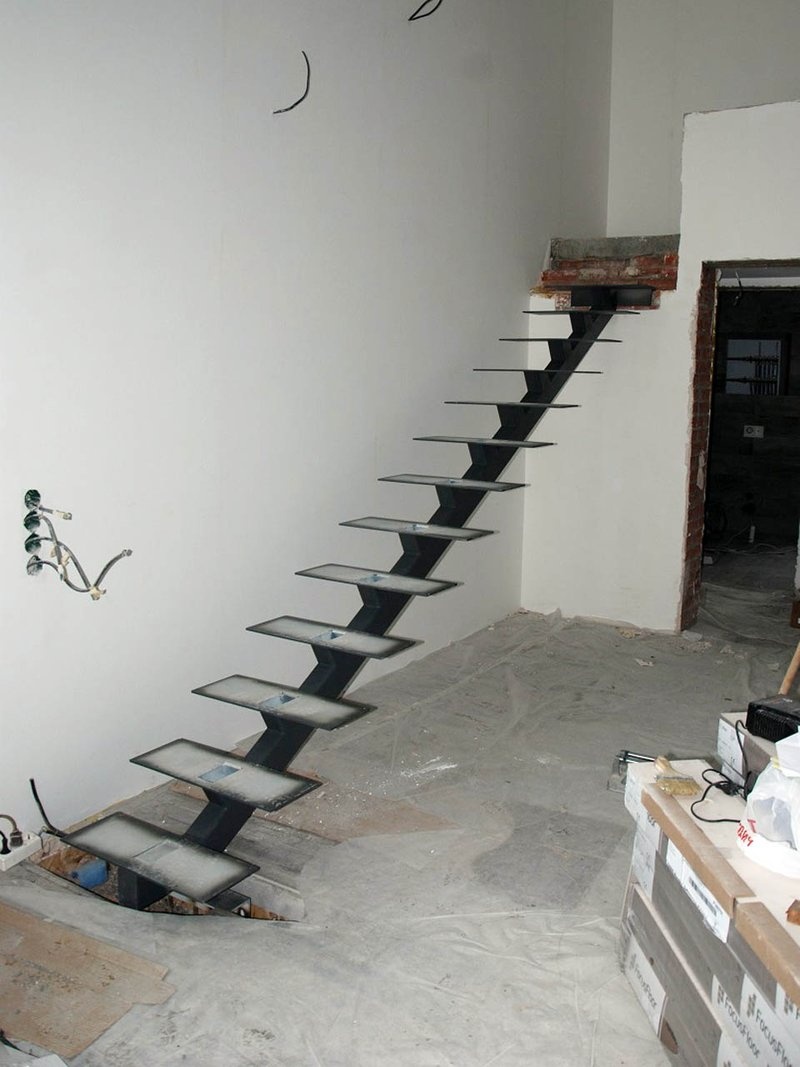 Прямой каркас лестницы на одном косоуре, вид спереди
