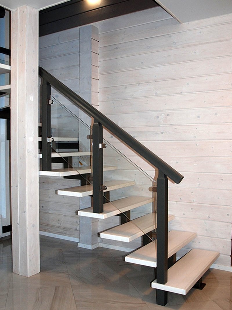 Лестница для частного дома на металлическом каркасе с одним косоуром