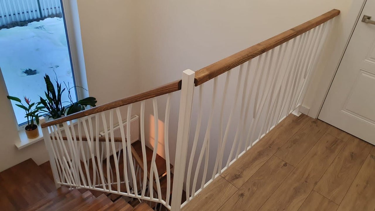 Лестница с ограждением белого цвета в стиле ар-деко, вид сверху под углом