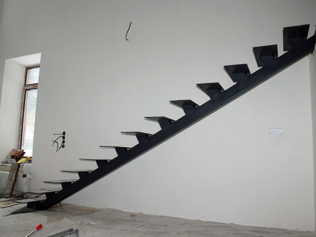 Каркас прямой лестницы на монокосоуре, вид сбоку