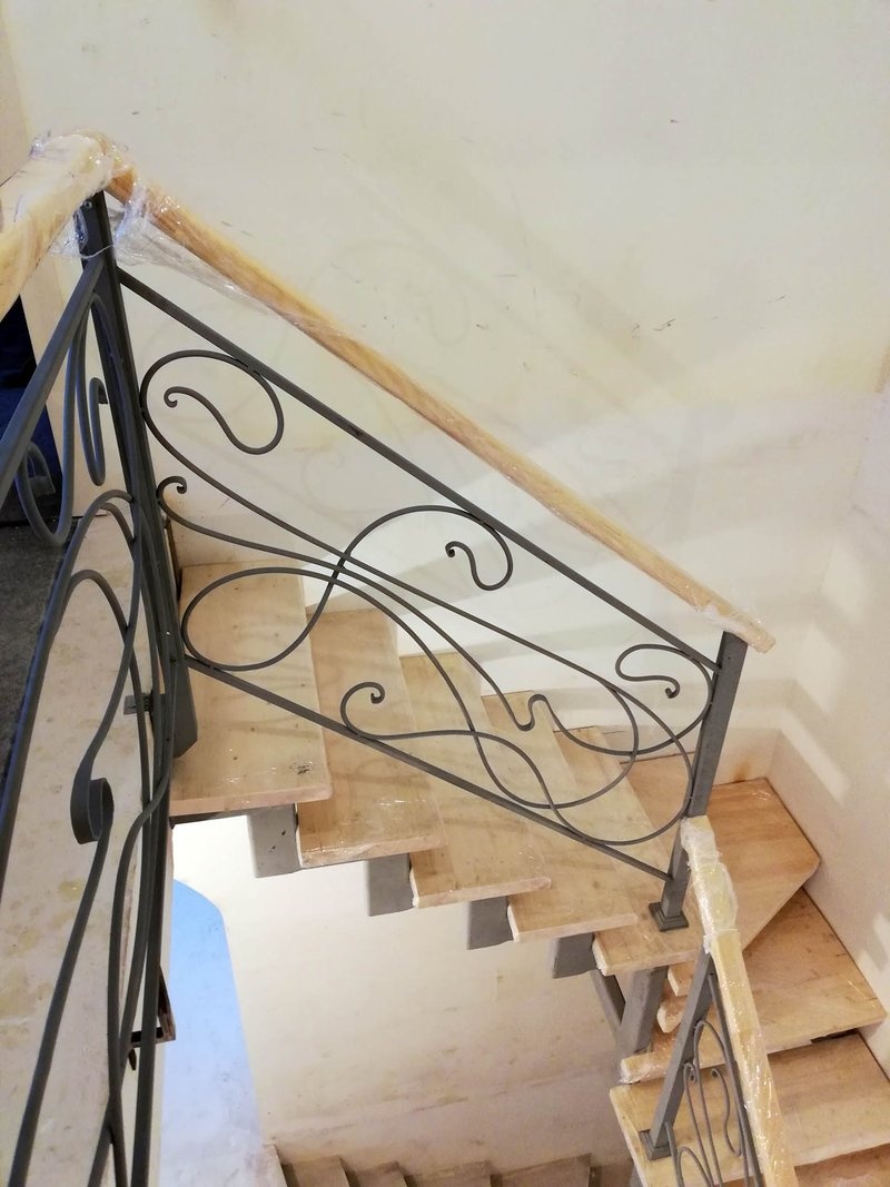 Забежные ступени лестницы с ограждением в стиле модерн, вид сверху