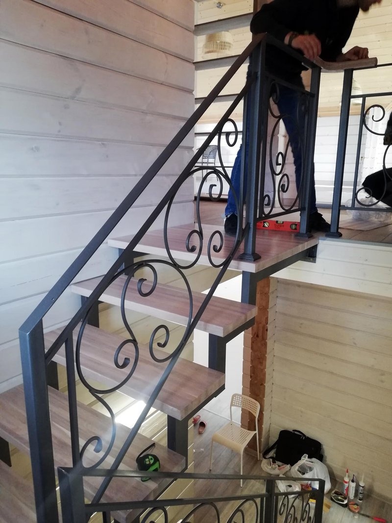 Лестница на косоурах из металла с ограждением в классическом стиле
