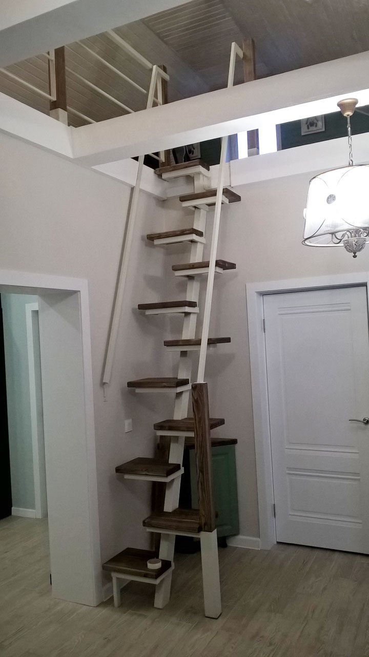 Мансардная лестница со ступенями гусиный шаг