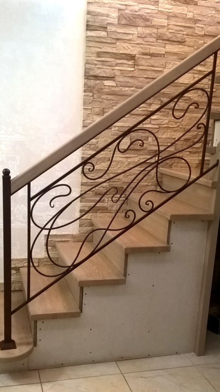 Закрытая лестница с ограждением черного цвета в стиле модерн с деревянным поручнем, стиль
