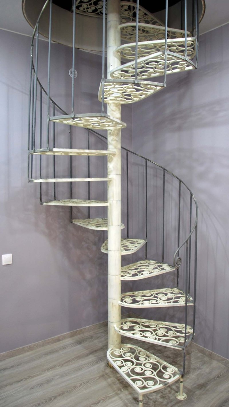 Винтовая лестница на второй этаж с кованными ступенями