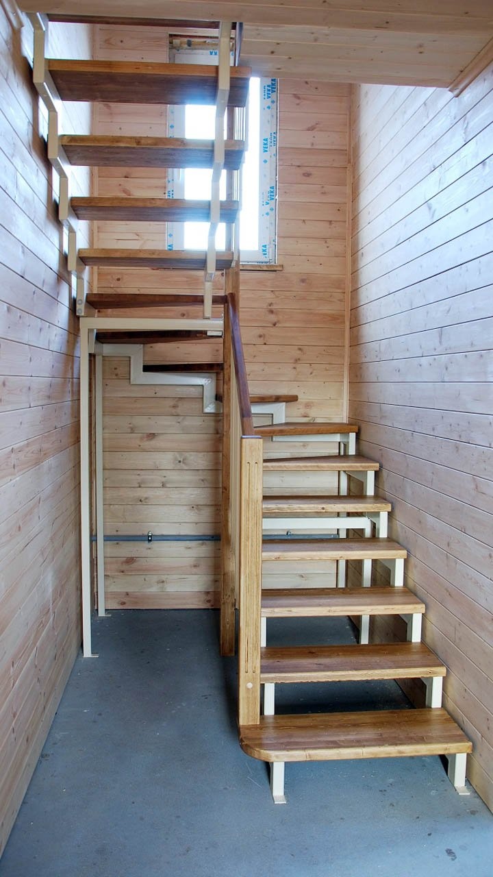 Интерьерная лестница для частного дома с забежными ступенями