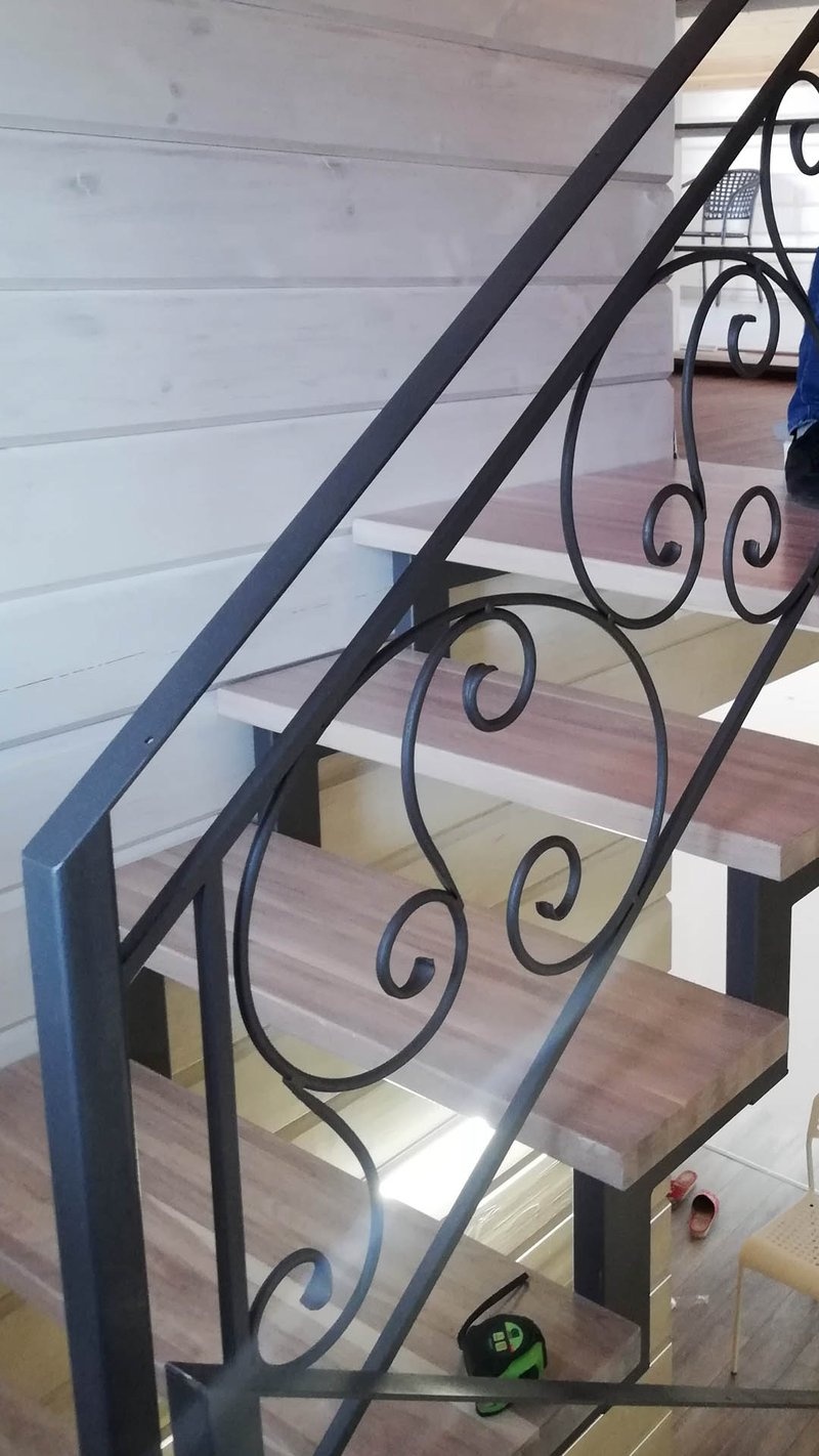 Лестница на двух косоурах с ограждением в классическом стиле черного цвета, вид сбоку