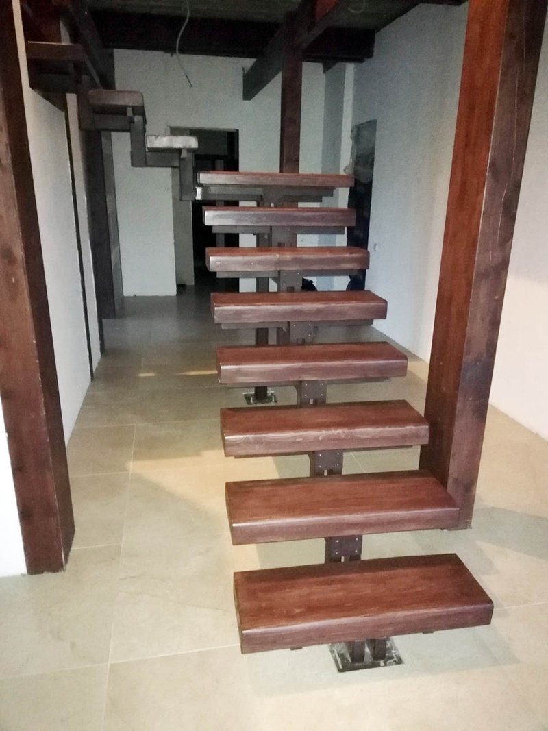 Лестница с площадкой на монокосоуре без ограждений, вид снизу спереди