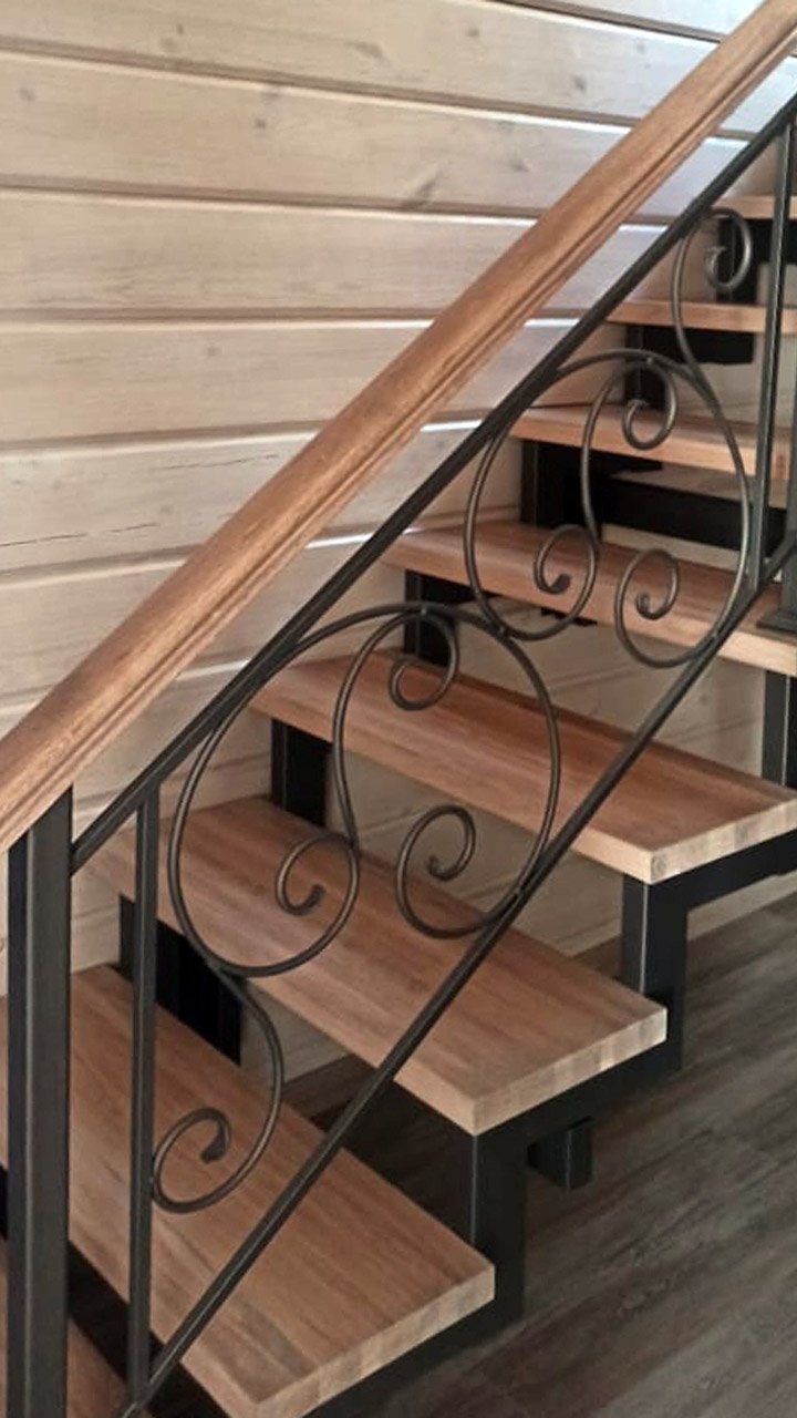 Лестница на двух косоурах из металла с ограждением в современном стиле, вид сбоку